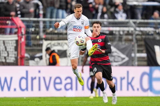 06.12.2025, xydrx, Fußball, 3.Liga, FC Viktoria Köln - SSV Ulm 1846, Saison 2025 2026, Sportpark Höhenberg: Dennis Dressel (SSV Ulm 1846 14) im Zweikampf gegen Leander Nicolas Popp (FC Viktoria Köln 29) DFB regulations prohibit any use of photographs as image sequences and or quasi-video. Photo: xYannisxDreimannxPressefotoKochx Nordrhein-Westfahlen Deutschland
