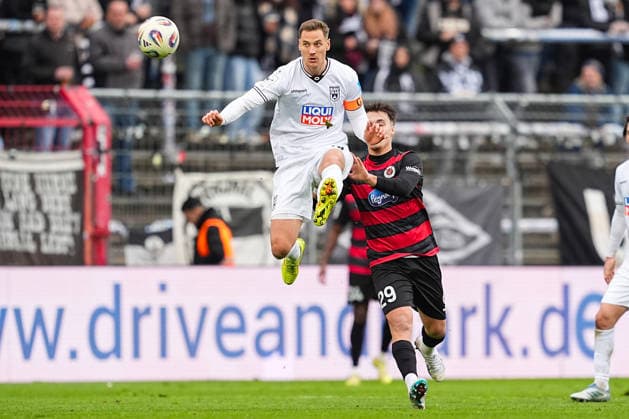 06.12.2025, xydrx, Fußball, 3.Liga, FC Viktoria Köln - SSV Ulm 1846, Saison 2025 2026, Sportpark Höhenberg: Dennis Dressel (SSV Ulm 1846 14) im Zweikampf gegen Leander Nicolas Popp (FC Viktoria Köln 29) DFB regulations prohibit any use of photographs as image sequences and or quasi-video. Photo: xYannisxDreimannxPressefotoKochx Nordrhein-Westfahlen Deutschland