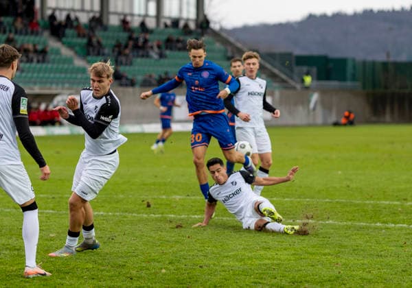 Strafraumszene: Dustin Willms (Sportfreunde Siegen, 30) mit einem Schuss der geblockt wird. SV Rödinghausen - Sportfreunde Siegen 28.11.2025 Fussball, Regionalliga West, 18. Spieltag, GER, Wiehenstadion, Rödinghausen Copyright: MarcoxBader