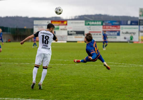 Fallrückzieher von Oemer Tokac (Sportfreunde Siegen, 14). Ayguen Yildirim (SV Roedinghausen, 18) versucht zu blocken. SV Rödinghausen - Sportfreunde Siegen 28.11.2025 Fussball, Regionalliga West, 18. Spieltag, GER, Wiehenstadion, Rödinghausen Copyright: MarcoxBader