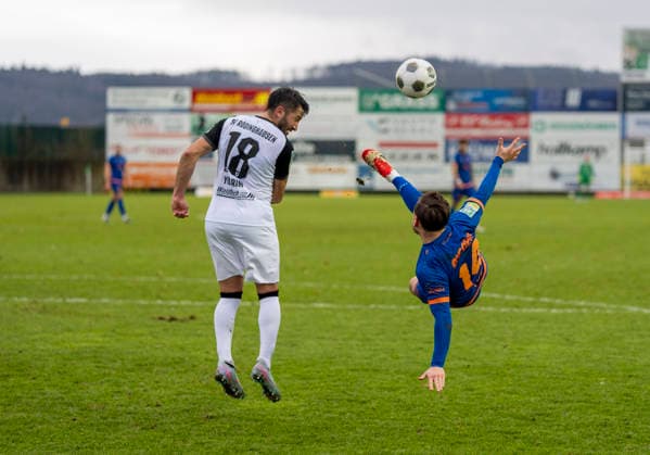Fallrückzieher von Oemer Tokac (Sportfreunde Siegen, 14). Ayguen Yildirim (SV Roedinghausen, 18) versucht zu blocken. SV Rödinghausen - Sportfreunde Siegen 28.11.2025 Fussball, Regionalliga West, 18. Spieltag, GER, Wiehenstadion, Rödinghausen Copyright: MarcoxBader