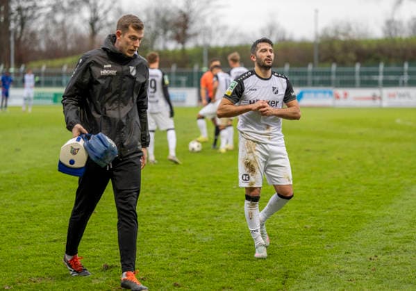 Ayguen Yildirim (SV Roedinghausen, 18) muss verletzt den Platz verlassen SV Rödinghausen - Sportfreunde Siegen 28.11.2025 Fussball, Regionalliga West, 18. Spieltag, GER, Wiehenstadion, Rödinghausen Copyright: MarcoxBader