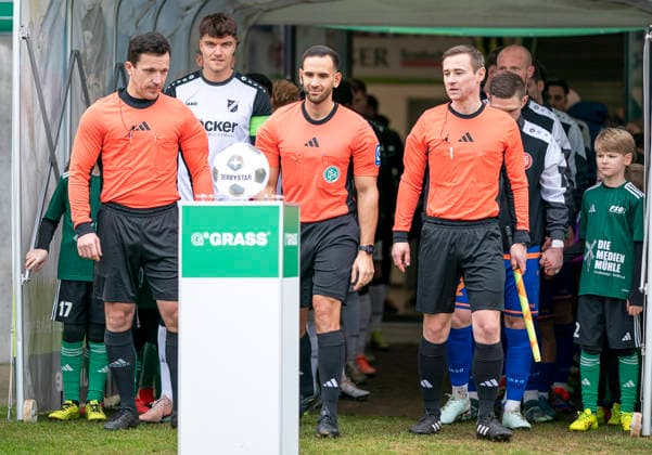 Tim Zahnhausen (Schiedsrichter), Leonidas Exuzidis (Schiedsrichter) und Philipp Werner-Krestel (Schiedsrichter) SV Rödinghausen - Sportfreunde Siegen 28.11.2025 Fussball, Regionalliga West, 18. Spieltag, GER, Wiehenstadion, Rödinghausen Copyright: MarcoxBader