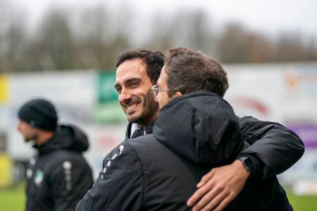 Dennis da Silva Felix (SV Roedinghausen, Trainer, Coach, Headcoach) und Boris Schommers (Sportfreunde Siegen, Trainer) SV Rödinghausen - Sportfreunde Siegen 28.11.2025 Fussball, Regionalliga West, 18. Spieltag, GER, Wiehenstadion, Rödinghausen Copyright: MarcoxBader