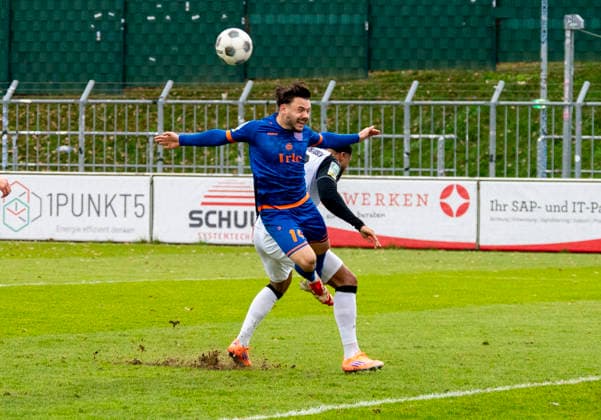 Oemer Tokac (Sportfreunde Siegen, 14) wird gefoult. SV Rödinghausen - Sportfreunde Siegen 28.11.2025 Fussball, Regionalliga West, 18. Spieltag, GER, Wiehenstadion, Rödinghausen Copyright: MarcoxBader