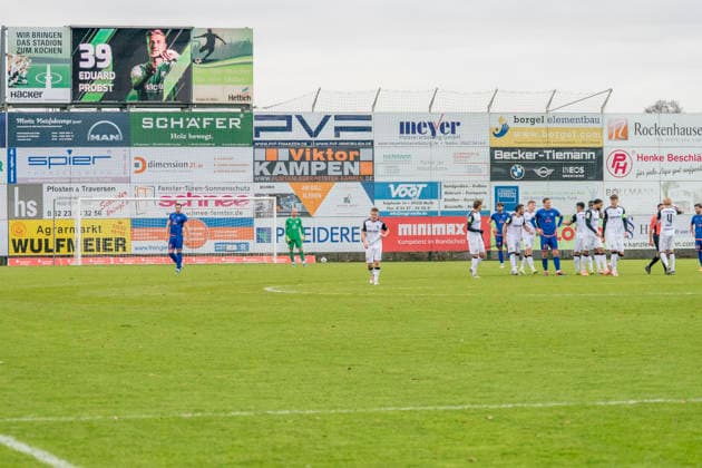 Tor für Rödinghausen. Eduard Probst (SV Roedinghausen, 39) wird an der Anzeigetafel angezeigt SV Rödinghausen - Sportfreunde Siegen 28.11.2025 Fussball, Regionalliga West, 18. Spieltag, GER, Wiehenstadion, Rödinghausen Copyright: MarcoxBader