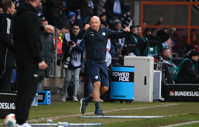 Jubel Trainer Uwe Rösler (VfL Bochum) nach dem Abpfiff 06.12.2025, Fussball 2. Bundesliga, Saison 2025 2026, 15. Spieltag, VfL Bochum - Arminia Bielefeld DFL regulations prohibit any use of photographs as image sequences and or quasi-video Bochum Vonovia Ruhrstadion Nordrhein Westfalen Deutschland