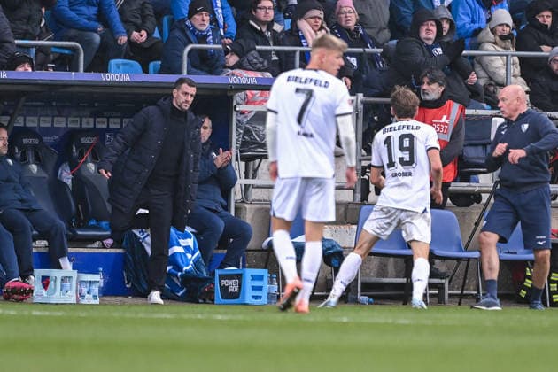 06.12.2025, Fussball, 2. Bundesliga, 15. Spieltag Saison 2025 2026, VfL Bochum - DSC Arminia Bielefeld, Teammanager Simon Zoller (VfL Bochum 1848) schießt den Ball weg und sieht anschließend die Rote Karte, xRHR-FOTO TKx