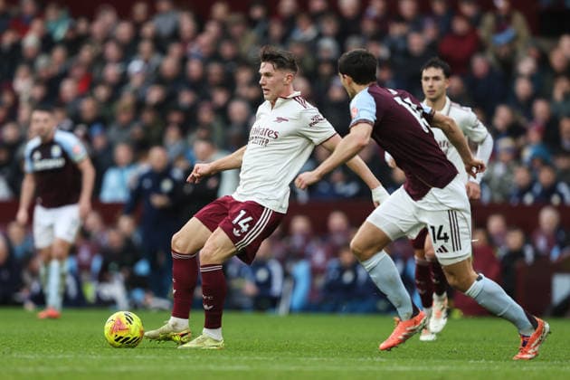 Birmingham, England, 6th December 2025. Viktor Gyökeres of Arsenal passes the ball during the Aston Villa vs Arsenal Premier League match at Villa Park, Birmingham. Picture credit should read: Gareth Evans Sportimage EDITORIAL USE ONLY. No use with unauthorised audio, video, data, fixture lists, club league logos or live services. Online in-match use limited to 120 images, no video emulation. No use in betting, games or single club league player publications. SPI_042_GE_ASTONVILLA_ARSENAL SPI-4350-0042