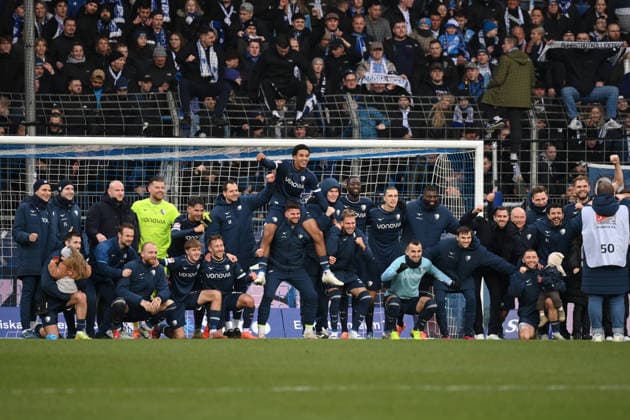 Bochums Spieler feiern mit dem Trainerteam den Sieg, v.re., Philipp Strompf (VfL Bochum), Co Trainer Anthony Losilla (VfL Bochum), Maximilian Wittek (VfL Bochum), Trainer Uwe Rösler (VfL Bochum), Simon Zoller (VfL Bochum) 06.12.2025, Fussball 2. Bundesliga, Saison 2025 2026, 15. Spieltag, VfL Bochum - Arminia Bielefeld DFL regulations prohibit any use of photographs as image sequences and or quasi-video Bochum Vonovia Ruhrstadion Nordrhein Westfalen Deutschland