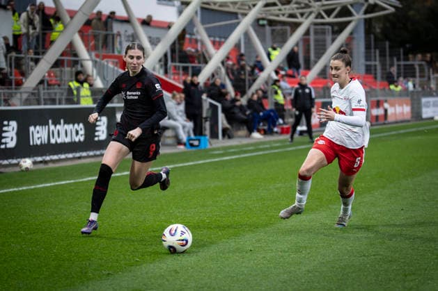 Frauen Fußball-Bundesliga; Bayer 04 Leverkusen - RB Leipzig, 06.12.2025 Caroline Kehrer (Bayer 04 Leverkusen, 9), Julia Magerl (RB Leipzig, 5); Bayer 04 Leverkusen - RB Leipzig an Spieltag 12 der Google Pixel Frauen-Bundesliga am 06.12.2025 im Ulrich-Haberland-Stadion in Leverkusen (Nordrhein-Westfalen). DFL REGULATIONS PROHIBIT ANY USE OF PHOTOGRAPHS AS IMAGE SEQUENCES AND OR QUASI-VIDEO. Copyright: xBEAUTIFULxSPORTS AxelxKohringx