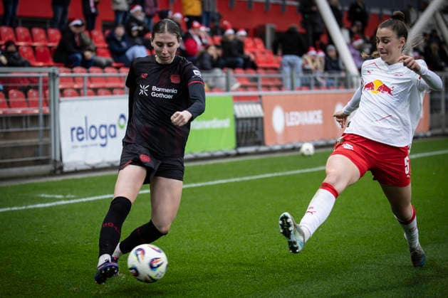 Frauen Fußball-Bundesliga; Bayer 04 Leverkusen - RB Leipzig, 06.12.2025 Caroline Kehrer (Bayer 04 Leverkusen, 9), Julia Magerl (RB Leipzig, 5); Bayer 04 Leverkusen - RB Leipzig an Spieltag 12 der Google Pixel Frauen-Bundesliga am 06.12.2025 im Ulrich-Haberland-Stadion in Leverkusen (Nordrhein-Westfalen). DFL REGULATIONS PROHIBIT ANY USE OF PHOTOGRAPHS AS IMAGE SEQUENCES AND OR QUASI-VIDEO. Copyright: xBEAUTIFULxSPORTS AxelxKohringx