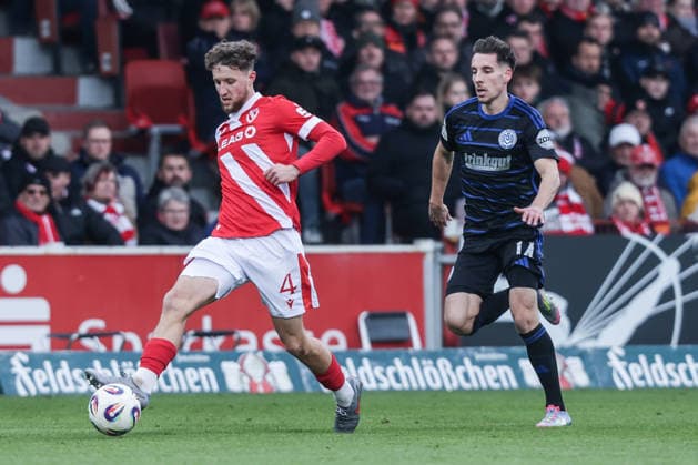 Fussball, 3.Liga Saison 2025 2026 17.Spieltag FC Energie Cottbus - MSV Duisburg 06.12.2025, LEAG Energie Stadion Tim Campulka (FC Energie Cottbus, 4) Conor Noß (MSV Duisburg,14) Cottbus LEAG Energie Stadion Brandenburg Deutschland
