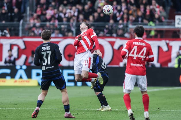 Fussball, 3.Liga Saison 2025 2026 17.Spieltag FC Energie Cottbus - MSV Duisburg 06.12.2025, LEAG Energie Stadion Moritz Hannemann (FC Energie Cottbus, 11) Can Coskun (MSV Duisburg, 27) Cottbus LEAG Energie Stadion Brandenburg Deutschland