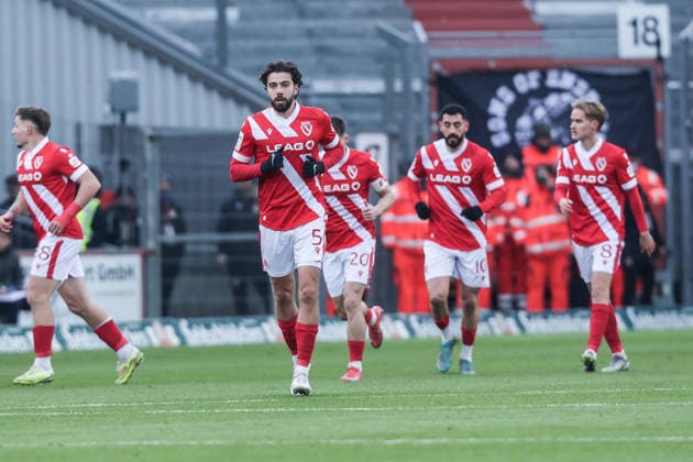Fussball, 3.Liga Saison 2025 2026 17.Spieltag FC Energie Cottbus - MSV Duisburg 06.12.2025, LEAG Energie Stadion Torjubel FC Energie Cottbus nach dem Tor zum 1-0 durch Erik Engelhardt (FC Energie Cottbus, 18) die Spieler freuen sich Cottbus LEAG Energie Stadion Brandenburg Deutschland