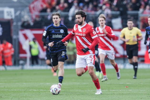 Fussball, 3.Liga Saison 2025 2026 17.Spieltag FC Energie Cottbus - MSV Duisburg 06.12.2025, LEAG Energie Stadion Dominik Pelivan (FC Energie Cottbus, 5) Cottbus LEAG Energie Stadion Brandenburg Deutschland
