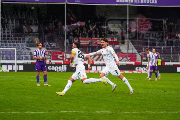 Deutschland: Fussball 3. Bundesliga Saison 2025 26, 17. Spieltag - VfL Osnabrück vs SV Wehen Wiesbaden, 06.12.2025, Stadion Bremer Brücke, Osnabrück: Tor 0:1 für Wiesbaden Fatih Kaya (SV Wehen Wiesbaden, 29), Donny Bogicevic (SV Wehen Wiesbaden, 8) Copyright: xLeonxFrickx
