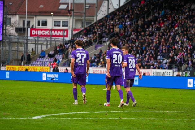 Deutschland: Fussball 3. Bundesliga Saison 2025 26, 17. Spieltag - VfL Osnabrück vs SV Wehen Wiesbaden, 06.12.2025, Stadion Bremer Brücke, Osnabrück: Gegentor 0:1 Osnabrück Theo Janotta (VfL Osnabrück, 20), Robin Fabinski (VfL Osnabrück, 27), Fridolin Wagner (VfL Osnabrück, 26) Copyright: xLeonxFrickx