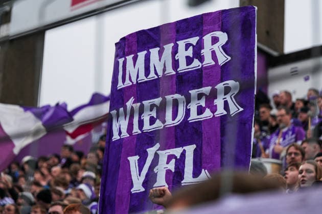 Deutschland: Fussball 3. Bundesliga Saison 2025 26, 17. Spieltag - VfL Osnabrück vs SV Wehen Wiesbaden, 06.12.2025, Stadion Bremer Brücke, Osnabrück: Fans Osnabrück Schild Copyright: xLeonxFrickx