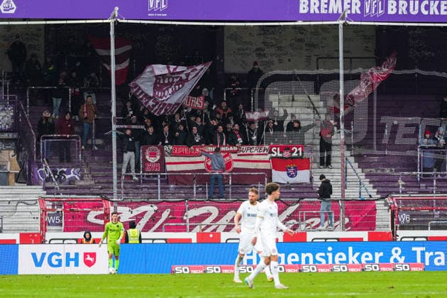 Deutschland: Fussball 3. Bundesliga Saison 2025 26, 17. Spieltag - VfL Osnabrück vs SV Wehen Wiesbaden, 06.12.2025, Stadion Bremer Brücke, Osnabrück: Auswärtsfans Wehen Wiesbaden Copyright: xLeonxFrickx