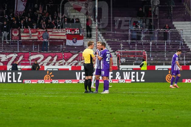 Deutschland: Fussball 3. Bundesliga Saison 2025 26, 17. Spieltag - VfL Osnabrück vs SV Wehen Wiesbaden, 06.12.2025, Stadion Bremer Brücke, Osnabrück: Luca Jürgensen (Schiedsrichter), David Kopacz (VfL Osnabrück, 29) Copyright: xLeonxFrickx