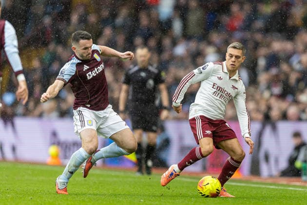 Aston Villa v Arsenal Premier League 06 12 2025. Aston Villa midfielder John McGinn (7) battles for possession with Arsenal forward Leandro Trossard (19) during the Premier League match between Aston Villa and Arsenal at Villa Park, Birmingham, England on 6 December 2025. Birmingham Villa Park West Midlands England Editorial use only DataCo restrictions apply See www.football-dataco.com , Copyright: xManjitxNarotrax PSI-23350-0041