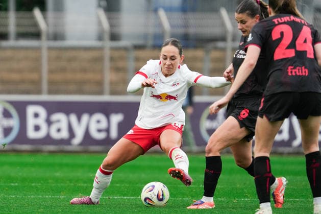 Deutschland: Google Pixel Frauen-Bundesliga 2025 26, 12. Spieltag - Bayer 04 Leverkusen vs. RB Leipzig - 06.12.2025 - Ulrich-Haberland-Stadion (Leverkusen, Nordrhein-Westfalen) Kristin Kögel (Bayer 04 Leverkusen, 11) Lou-Ann Joly (RB Leipzig, 6) Copyright: xCelinaxLeiersx