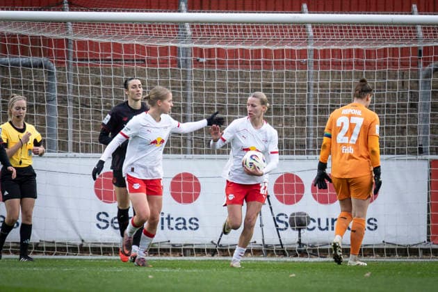 Frauen Fußball-Bundesliga; Bayer 04 Leverkusen - RB Leipzig, 06.12.2025 Verhaltener Torjubel - Marlene Müller (RB Leipzig, 27) trifft zum 3:1, Friederike Repohl (Bayer 04 Leverkusen, 27) ist geschlagen; Bayer 04 Leverkusen - RB Leipzig an Spieltag 12 der Google Pixel Frauen-Bundesliga am 06.12.2025 im Ulrich-Haberland-Stadion in Leverkusen (Nordrhein-Westfalen). DFL REGULATIONS PROHIBIT ANY USE OF PHOTOGRAPHS AS IMAGE SEQUENCES AND OR QUASI-VIDEO. Copyright: xBEAUTIFULxSPORTS AxelxKohringx