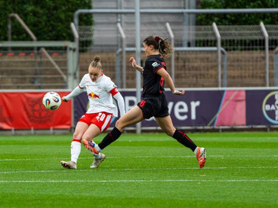 Victoria Krug (RB Leipzig Frauen, 20) im Zweikampf gegen Katharina Piljic (Bayer 04 Leverkusen, 06) Bayer 04 Leverkusen vs. RB Leipzig, Fußball, Frauen 1. Bundesliga, Google Pixel Frauen Bundesliga, 12. Spieltag, Saison 2025 2026, 06.12.2025 DFB REGULATIONS PROHIBIT ANY USE OF PHOTOGRAPHS AS IMAGE SEQUENCES AND OR QUASI-VIDEO, Bayer 04 Leverkusen vs. RB Leipzig, Fußball, Frauen Bundesliga, Google Pixel Frauen Bundesliga, 12. Spieltag, Saison 2025 2026, 06.12.2025 Leverkusen Copyright: xEibner-Pressefoto DamianxKruczynx EP_DKI