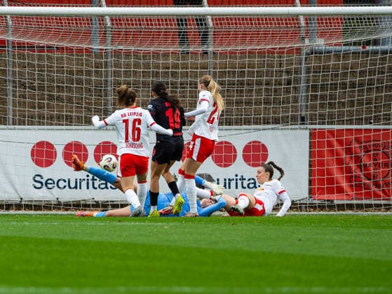 Loreen Bender (Bayer 04 Leverkusen, 19) macht das erste Tor Bayer 04 Leverkusen vs. RB Leipzig, Fußball, Frauen 1. Bundesliga, Google Pixel Frauen Bundesliga, 12. Spieltag, Saison 2025 2026, 06.12.2025 DFB REGULATIONS PROHIBIT ANY USE OF PHOTOGRAPHS AS IMAGE SEQUENCES AND OR QUASI-VIDEO, Bayer 04 Leverkusen vs. RB Leipzig, Fußball, Frauen Bundesliga, Google Pixel Frauen Bundesliga, 12. Spieltag, Saison 2025 2026, 06.12.2025 Leverkusen Copyright: xEibner-Pressefoto DamianxKruczynx EP_DKI