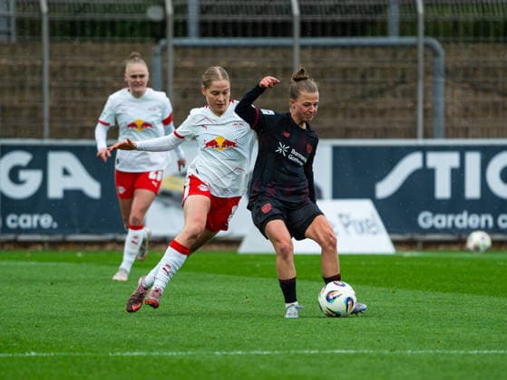 Emilia Kjaer Asgeirsdottir (RB Leipzig Frauen, 08) im Zweikampf gegen Kristin Koegel (Bayer 04 Leverkusen, 11) Bayer 04 Leverkusen vs. RB Leipzig, Fußball, Frauen 1. Bundesliga, Google Pixel Frauen Bundesliga, 12. Spieltag, Saison 2025 2026, 06.12.2025 DFB REGULATIONS PROHIBIT ANY USE OF PHOTOGRAPHS AS IMAGE SEQUENCES AND OR QUASI-VIDEO, Bayer 04 Leverkusen vs. RB Leipzig, Fußball, Frauen Bundesliga, Google Pixel Frauen Bundesliga, 12. Spieltag, Saison 2025 2026, 06.12.2025 Leverkusen Copyright: xEibner-Pressefoto DamianxKruczynx EP_DKI