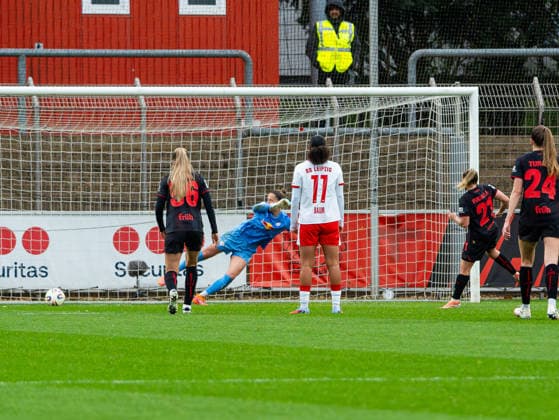 Vanessa Fudalla (Bayer 04 Leverkusen, 21) macht den Elfmeter gegen Elvira Herzog (RB Leipzig Frauen, 01) rein Bayer 04 Leverkusen vs. RB Leipzig, Fußball, Frauen 1. Bundesliga, Google Pixel Frauen Bundesliga, 12. Spieltag, Saison 2025 2026, 06.12.2025 DFB REGULATIONS PROHIBIT ANY USE OF PHOTOGRAPHS AS IMAGE SEQUENCES AND OR QUASI-VIDEO, Bayer 04 Leverkusen vs. RB Leipzig, Fußball, Frauen Bundesliga, Google Pixel Frauen Bundesliga, 12. Spieltag, Saison 2025 2026, 06.12.2025 Leverkusen Copyright: xEibner-Pressefoto DamianxKruczynx EP_DKI