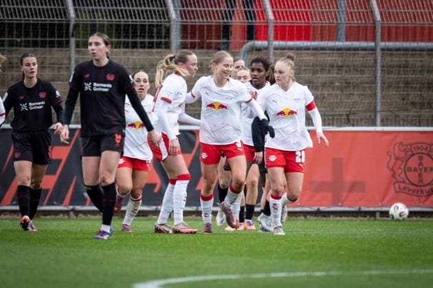Frauen Fußball-Bundesliga; Bayer 04 Leverkusen - RB Leipzig, 06.12.2025 Torjubel: 3:2 durch Paulina Bartz (Bayer 04 Leverkusen, 8); Bayer 04 Leverkusen - RB Leipzig an Spieltag 12 der Google Pixel Frauen-Bundesliga am 06.12.2025 im Ulrich-Haberland-Stadion in Leverkusen (Nordrhein-Westfalen). DFL REGULATIONS PROHIBIT ANY USE OF PHOTOGRAPHS AS IMAGE SEQUENCES AND OR QUASI-VIDEO. Copyright: xBEAUTIFULxSPORTS AxelxKohringx
