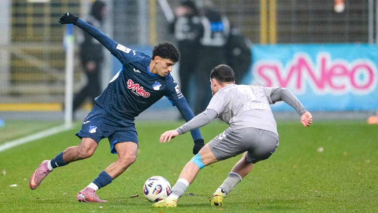 v.li.: Ayoube Amaimouni-Echghouyab (TSG II, 7), Oscar Schönfelder (Regensburg, 7), Zweikampf, Spielszene, Duell, duel, tackle, tackling, Dynamik, Action, Aktion, 06.12.2025, Sinsheim (Deutschland), Fussball, 3. Liga, TSG 1899 Hoffenheim II - SSV Jahn Regensburg, DFB DFL REGULATIONS PROHIBIT ANY USE OF PHOTOGRAPHS AS IMAGE SEQUENCES AND OR QUASI-VIDEO.