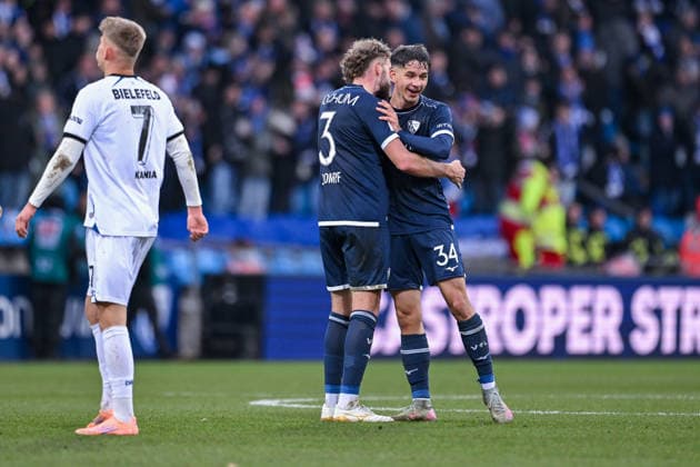 06.12.2025, Fussball, 2. Bundesliga, 15. Spieltag Saison 2025 2026, VfL Bochum - DSC Arminia Bielefeld, Philipp Strompf (VfL Bochum 1848), Cajetan Lenz VfL Bochum 1848) freuen sich mit Schlusspfiff, xRHR-FOTO TKx