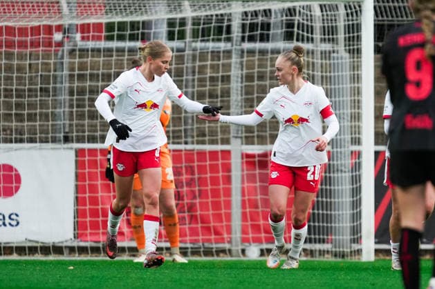Deutschland: Google Pixel Frauen-Bundesliga 2025 26, 12. Spieltag - Bayer 04 Leverkusen vs. RB Leipzig - 06.12.2025 - Ulrich-Haberland-Stadion (Leverkusen, Nordrhein-Westfalen) Tor zum 3:1 durch Marlene Müller (RB Leipzig, 27) Copyright: xCelinaxLeiersx