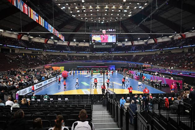 GER, Dortmund, 27th Wommen s World Championship, WM, Weltmeisterschaft 2025, Hauptrunde Main Round, Gruppe Group II, 3. Runde Round: Montenegro (MNE) vs. Serbien Serbia (SRB) 06.12.2025, Westfalenhalle, Dortmund, GER, Dortmund, 27th Wommen s World Championship 2025, Hauptrunde Main Round, Gruppe Group II, 3. Runde Round: Montenegro (MNE) vs. Serbien Serbia (SRB), im Bild: Halle
