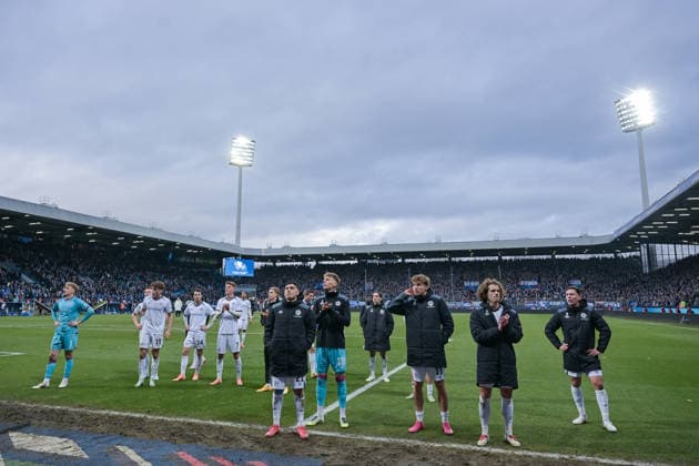 06.12.2025, Fussball, 2. Bundesliga, 15. Spieltag Saison 2025 2026, VfL Bochum - DSC Arminia Bielefeld, Die Spieler von Arminia Bielefeld sind enttäuscht, xRHR-FOTO TKx