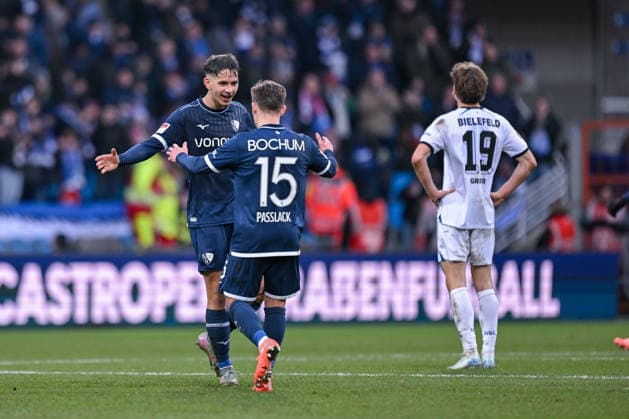 06.12.2025, Fussball, 2. Bundesliga, 15. Spieltag Saison 2025 2026, VfL Bochum - DSC Arminia Bielefeld, Cajetan Lenz (VfL Bochum 1848) und Felix Passlack (VfL Bochum 1848) freuen sich mit Schlusspfiff, xRHR-FOTO TKx
