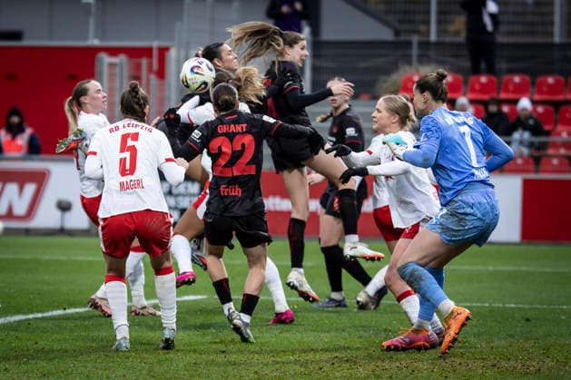 Frauen Fußball-Bundesliga; Bayer 04 Leverkusen - RB Leipzig, 06.12.2025 Gefühle im Strafraum von RB Leipzig, Julia Magerl (RB Leipzig, 5), Ruby Grant (Bayer 04 Leverkusen, 22), Lilla Turanyi (Bayer 04 Leverkusen, 24), Elvira Herzog (RB Leipzig, 1); Bayer 04 Leverkusen - RB Leipzig an Spieltag 12 der Google Pixel Frauen-Bundesliga am 06.12.2025 im Ulrich-Haberland-Stadion in Leverkusen (Nordrhein-Westfalen). DFL REGULATIONS PROHIBIT ANY USE OF PHOTOGRAPHS AS IMAGE SEQUENCES AND OR QUASI-VIDEO. Copyright: xBEAUTIFULxSPORTS AxelxKohringx