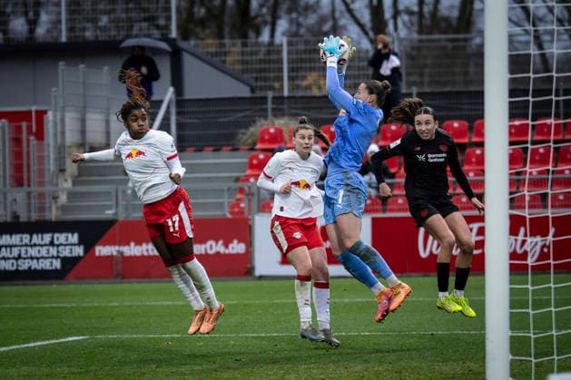 Frauen Fußball-Bundesliga; Bayer 04 Leverkusen - RB Leipzig, 06.12.2025 Elvira Herzog (RB Leipzig, 1) fängt einen Flankenball; Bayer 04 Leverkusen - RB Leipzig an Spieltag 12 der Google Pixel Frauen-Bundesliga am 06.12.2025 im Ulrich-Haberland-Stadion in Leverkusen (Nordrhein-Westfalen). DFL REGULATIONS PROHIBIT ANY USE OF PHOTOGRAPHS AS IMAGE SEQUENCES AND OR QUASI-VIDEO. Copyright: xBEAUTIFULxSPORTS AxelxKohringx