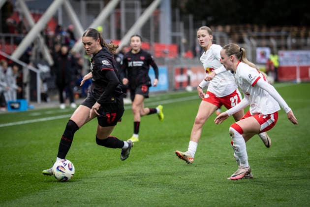 Frauen Fußball-Bundesliga; Bayer 04 Leverkusen - RB Leipzig, 06.12.2025 Valentina Mädl (Bayer 04 Leverkusen, 17), Marlene Müller (RB Leipzig, 27) an der Aussenlinie; Bayer 04 Leverkusen - RB Leipzig an Spieltag 12 der Google Pixel Frauen-Bundesliga am 06.12.2025 im Ulrich-Haberland-Stadion in Leverkusen (Nordrhein-Westfalen). DFL REGULATIONS PROHIBIT ANY USE OF PHOTOGRAPHS AS IMAGE SEQUENCES AND OR QUASI-VIDEO. Copyright: xBEAUTIFULxSPORTS AxelxKohringx