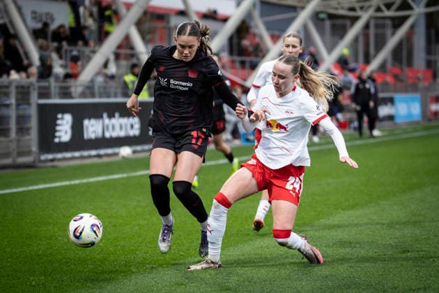 Frauen Fußball-Bundesliga; Bayer 04 Leverkusen - RB Leipzig, 06.12.2025 Valentina Mädl (Bayer 04 Leverkusen, 17), Marlene Müller (RB Leipzig, 27) an der Aussenlinie; Bayer 04 Leverkusen - RB Leipzig an Spieltag 12 der Google Pixel Frauen-Bundesliga am 06.12.2025 im Ulrich-Haberland-Stadion in Leverkusen (Nordrhein-Westfalen). DFL REGULATIONS PROHIBIT ANY USE OF PHOTOGRAPHS AS IMAGE SEQUENCES AND OR QUASI-VIDEO. Copyright: xBEAUTIFULxSPORTS AxelxKohringx