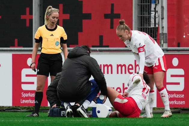 Deutschland: Google Pixel Frauen-Bundesliga 2025 26, 12. Spieltag - Bayer 04 Leverkusen vs. RB Leipzig - 06.12.2025 - Ulrich-Haberland-Stadion (Leverkusen, Nordrhein-Westfalen) Lisa Baum (RB Leipzig, 11) verletzt Copyright: xCelinaxLeiersx