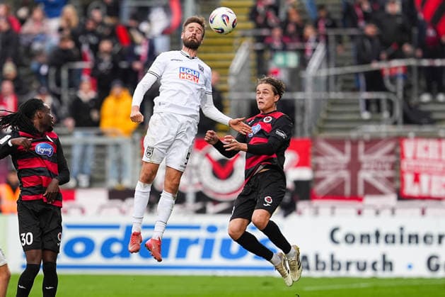 06.12.2025, xydrx, Fußball, 3.Liga, FC Viktoria Köln - SSV Ulm 1846, Saison 2025 2026, Sportpark Höhenberg: Lucas Roeser (SSV Ulm 1846 9) im Zweikampf gegen Tim Kloss (FC Viktoria Köln 18) DFB regulations prohibit any use of photographs as image sequences and or quasi-video. Photo: xYannisxDreimannxPressefotoKochx Nordrhein-Westfahlen Deutschland