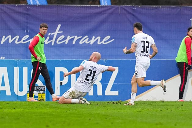 06.12.2025, xydrx, Fußball, 3.Liga, FC Viktoria Köln - SSV Ulm 1846, Saison 2025 2026, Sportpark Höhenberg: Torjubel nach dem Tor zum 1:0 für den SSV Ulm 1846 durch Torschütze Marcel Seegert (SSV Ulm 1846 21) zusammen mit Niklas Koelle (SSV Ulm 1846 32) DFB regulations prohibit any use of photographs as image sequences and or quasi-video. Photo: xYannisxDreimannxPressefotoKochx Nordrhein-Westfahlen Deutschland