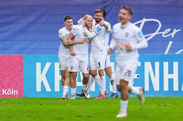 06.12.2025, xydrx, Fußball, 3.Liga, FC Viktoria Köln - SSV Ulm 1846, Saison 2025 2026, Sportpark Höhenberg: Torjubel nach dem Tor zum 1:0 für den SSV Ulm 1846 durch Torschütze Marcel Seegert (SSV Ulm 1846 21) zusammen mit Niklas Koelle (SSV Ulm 1846 32) und Lucas Roeser (SSV Ulm 1846 9) DFB regulations prohibit any use of photographs as image sequences and or quasi-video. Photo: xYannisxDreimannxPressefotoKochx Nordrhein-Westfahlen Deutschland