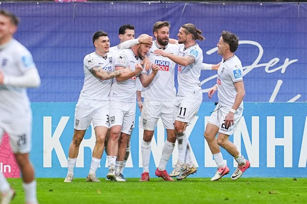 06.12.2025, xydrx, Fußball, 3.Liga, FC Viktoria Köln - SSV Ulm 1846, Saison 2025 2026, Sportpark Höhenberg: Torjubel nach dem Tor zum 1:0 für den SSV Ulm 1846 durch Torschütze Marcel Seegert (SSV Ulm 1846 21) zusammen mit Niklas Koelle (SSV Ulm 1846 32) und Lucas Roeser (SSV Ulm 1846 9) und Dennis Chessa (SSV Ulm 1846 11) DFB regulations prohibit any use of photographs as image sequences and or quasi-video. Photo: xYannisxDreimannxPressefotoKochx Nordrhein-Westfahlen Deutschland