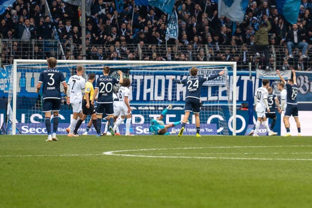 Deutschland, Fussball, 2. Bundesliga, 15.Spieltag 2025 2026: VfL Bochum - Arminia Bielefeld am 06.12. in Bochum (Vonovia-Ruhrstadion): Tor zum 1:0 Philipp Hofmann (VfL Bochum 33) Torjubel