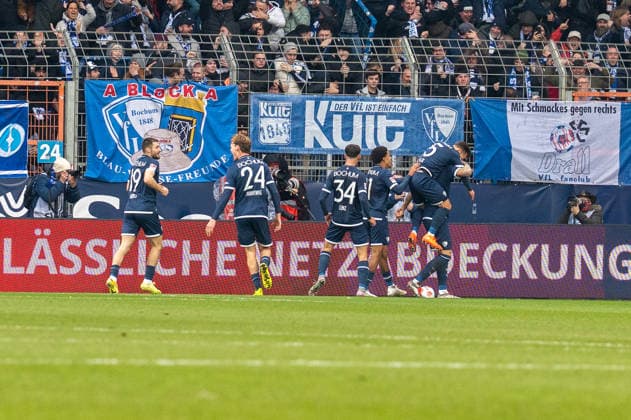 Deutschland, Fussball, 2. Bundesliga, 15.Spieltag 2025 2026: VfL Bochum - Arminia Bielefeld am 06.12. in Bochum (Vonovia-Ruhrstadion): Tor zum 1:0 Philipp Hofmann (VfL Bochum 33) Torjubel